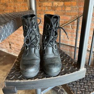 Sorel wedge boots size 6